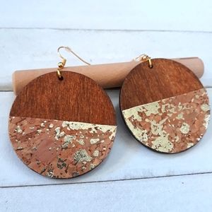 Round/ Wood/ w/ Gold Metallic Cork Detail